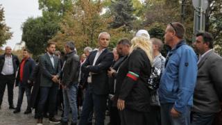Пак екшън с "Възраждане" заради украинското знаме на Софийската община СНИМКИ