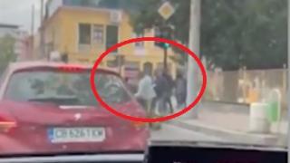 Проговори жената, снимала зверския бой до полицията в Казанлък: Надувахме клаксоните, но...