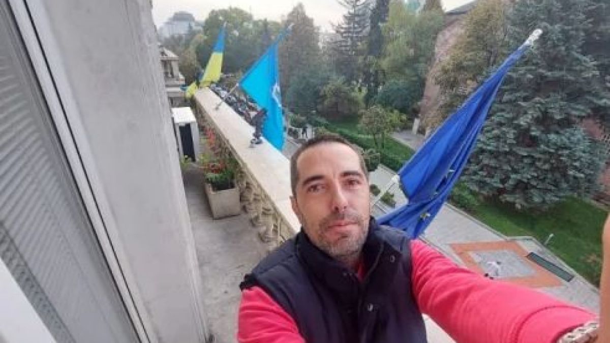 „Възраждане“ си казаха тежката дума за маскирания общинар, нахлул в кабинета на Фандъкова  