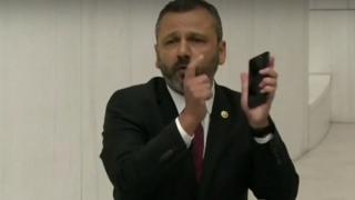 Депутат извади чук и разби телефона си, а причината е... ВИДЕО