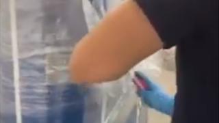 Митничари отвориха 12 бидона на летище София и какво да видят ВИДЕО