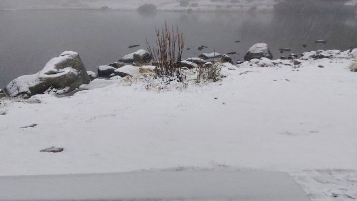 Зимата у нас упорито напомня за себе си, първи сняг падна и в... СНИМКИ 