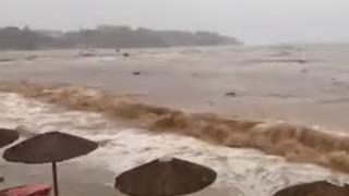 Мощен циклон удари любими гръцки курорти, всичко е под вода! Властите бият тревога за голям кошмар ВИДЕО 