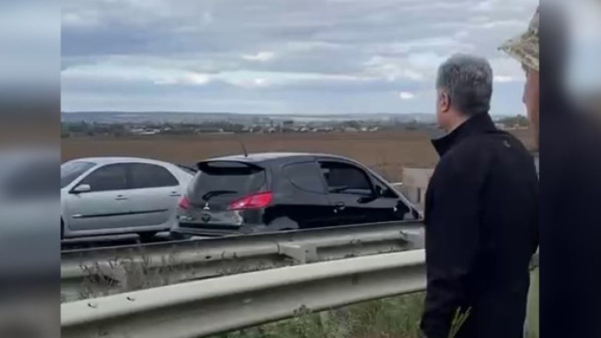 ВИДЕО от войната: Шофьор се втренчи в Порошенко и се блъсна в противотанково препятствие
