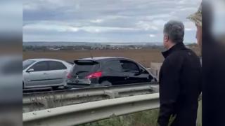 ВИДЕО от войната: Шофьор се втренчи в Порошенко и се блъсна в противотанково препятствие