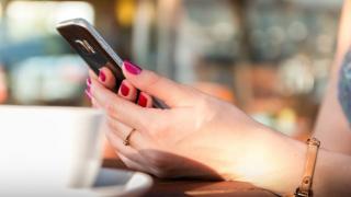 48-г. жена обърка настройките в Tinder и забърса двойно по-млад мъж	
