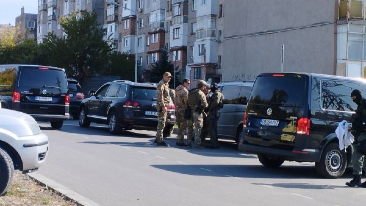 Поискаха „задържане под стража“ за барикадиралия се мъж в Казанлък