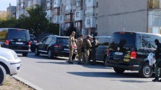 Поискаха „задържане под стража“ за барикадиралия се мъж в Казанлък