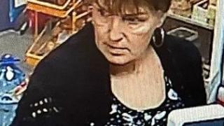 Виждали ли сте тази пловдивчанка? Тръгна си с нещо чуждо от магазина СНИМКИ 