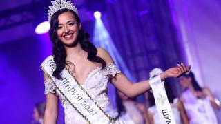 Шок: Мис България подкара колата си чисто гола СНИМКА 18+