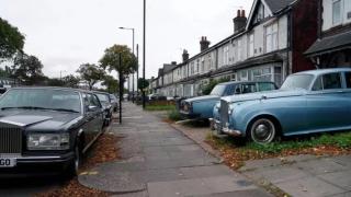 Откриха колекция от над 100 класически коли директно на улицата в гадно гето 