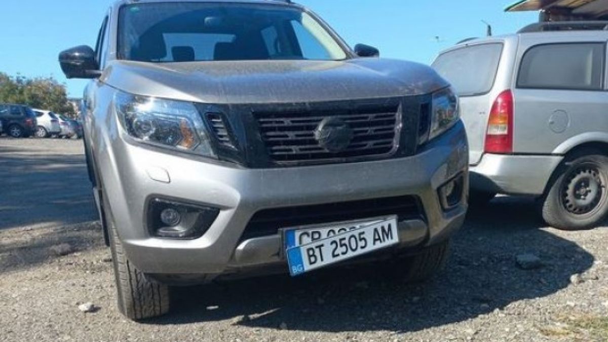 Пълна мистерия от Търново: Защо този джип е с два номера СНИМКА