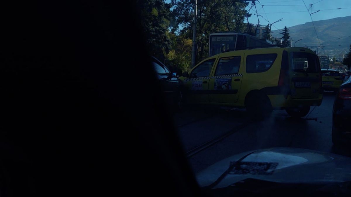 Първо в БЛИЦ! Адско тройно меле на бул. "Черни връх" в София СНИМКИ