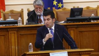Зрелищна СНИМКА на Петков секунди след избора на Рашидов за шеф на НС, прилича на... БЛИЦ TV