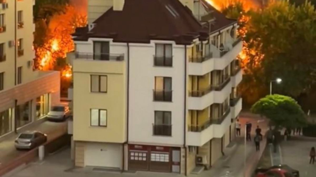 Огнен ад във Варна, пламъците се издигат до небето ВИДЕО
