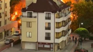 Огнен ад във Варна, пламъците се издигат до небето ВИДЕО