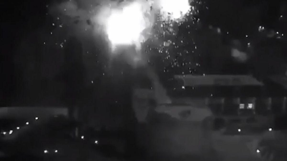 ВИДЕО от войната: Зрелищен удар на ВСУ по административна сграда в Енергодар 