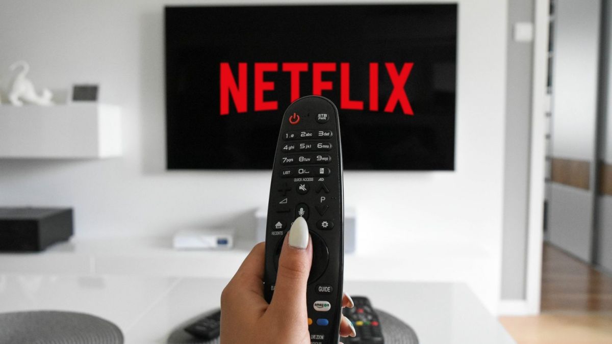 Кризата удари и Netflix, въвежда такса за...