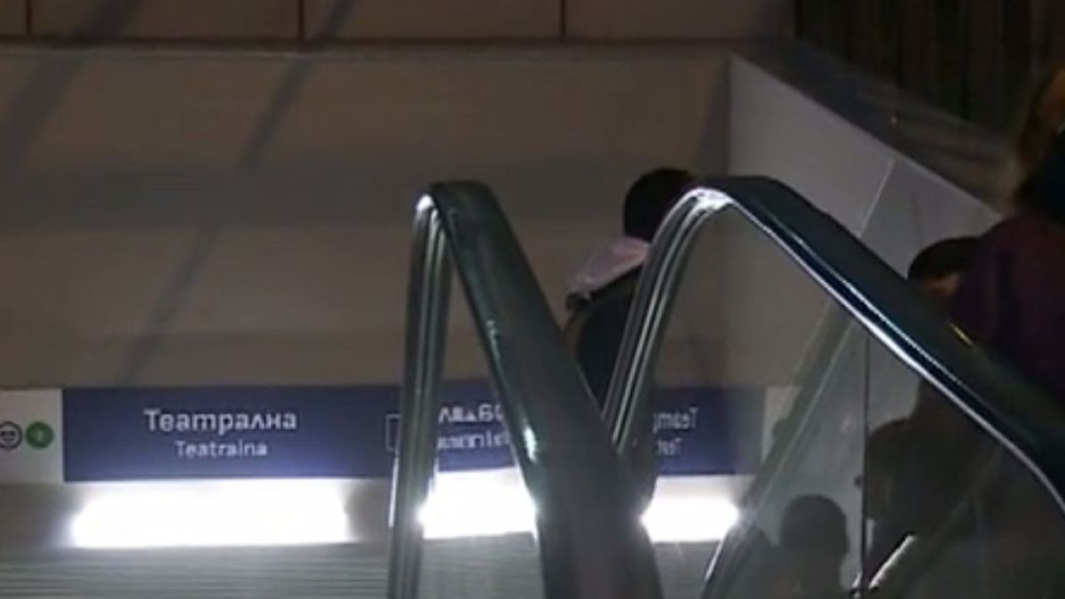 Мистериозен мъж с брада застана зад момче на ескалатора на метростанция в София и стана страшно ВИДЕО