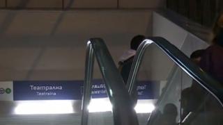 Мистериозен мъж с брада застана зад момче на ескалатора на метростанция в София и стана страшно ВИДЕО