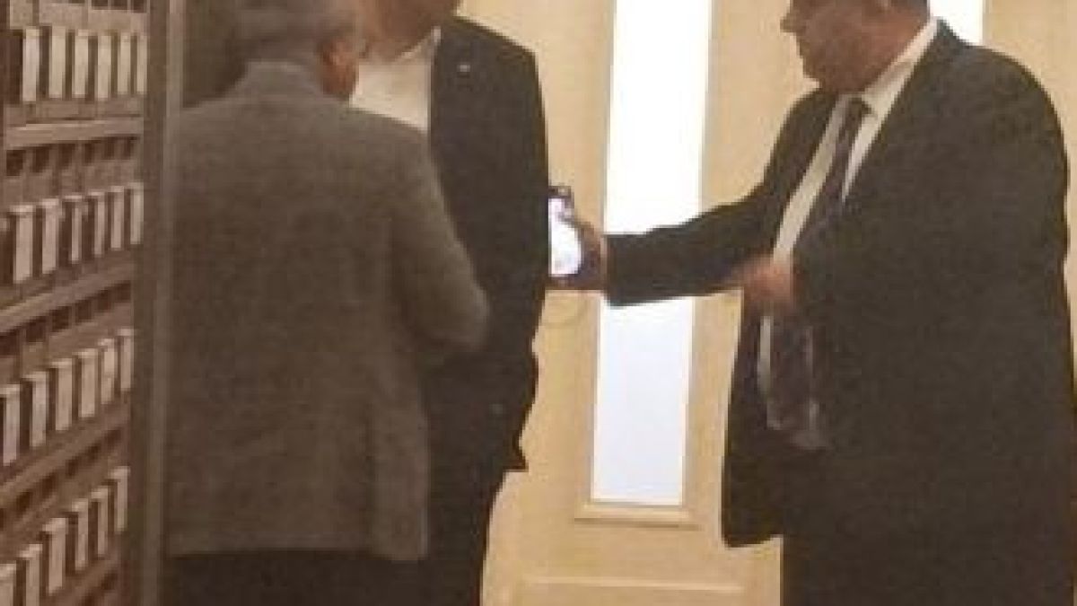Кирил Петков и Йордан Цонев в опасна близост в кулоарите на НС, говориха за... СНИМКИ 