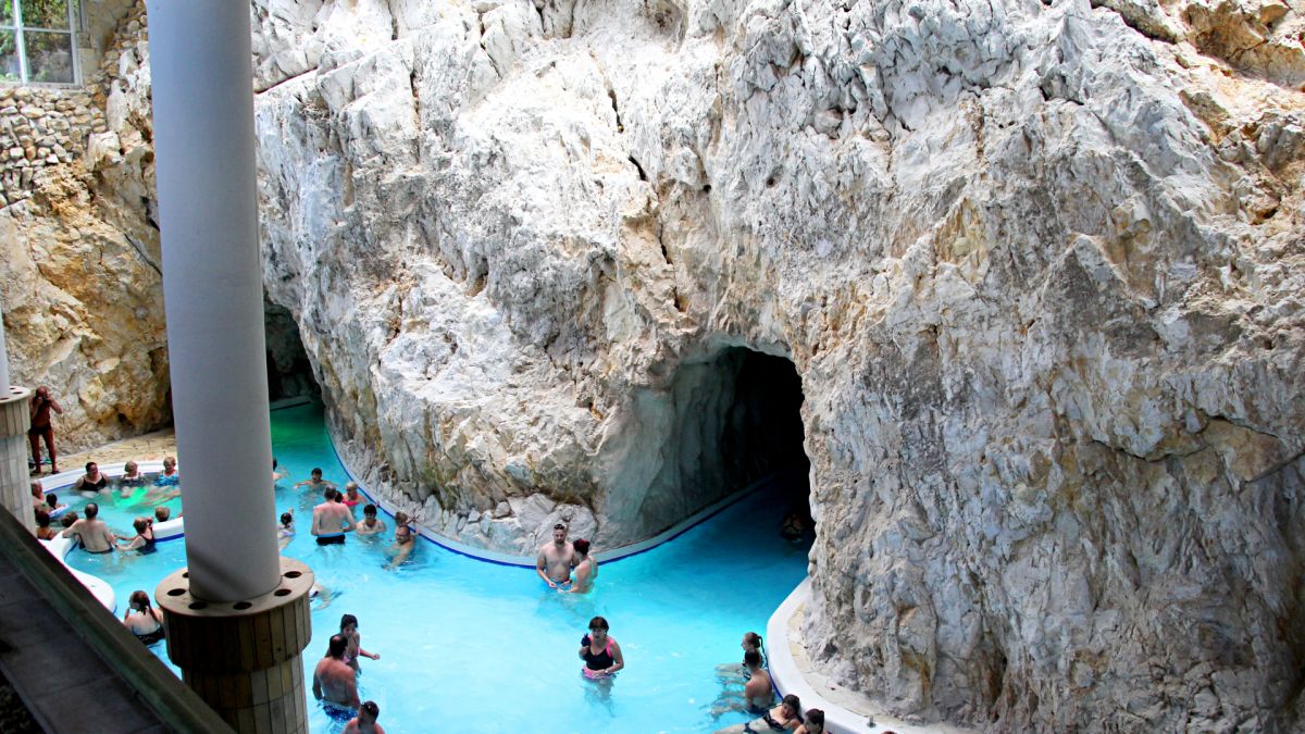 В Унгария плачат! Затвориха приказен курорт и това е само началото