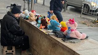 Историята на тази жена, продаваща плюшки на улица в София, разтърси мрежата