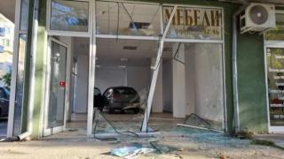 Почерпен шофьор влетя с колата си в магазин в Благоевград СНИМКИ 