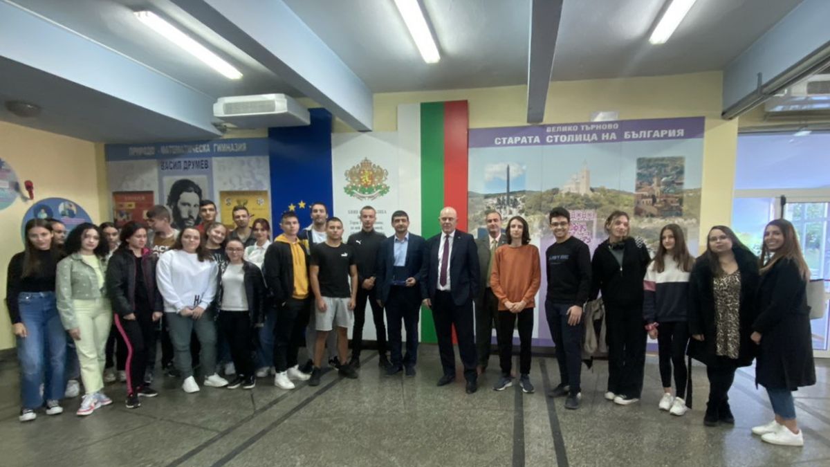 Главният прокурор пред ученици в Търново: За да има силна държава, тя трябва да налага правила