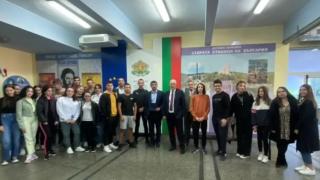 Гешев пред ученици: Радостно е, че политиците откриха топлата вода