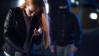 Непознат поиска пари от софиянка по тъмно, тръгна по петите ѝ, а после...