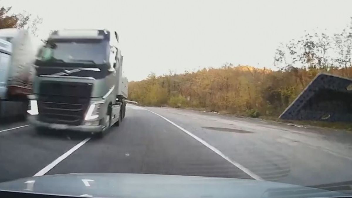 Така не се кара: Шофьор на камион изправи косите на всички в "Хаинбоаз" ВИДЕО