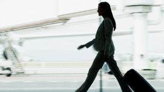 Украинка с $4 000 в сутиена шашна митничар, а в чантата ѝ...
