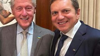 Български предприемач разговаря с Бил Клинтън