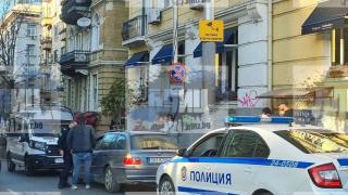 Първо в БЛИЦ! Екшън ситуация с полицейски бус, патрулка и БМВ в центъра на София СНИМКА