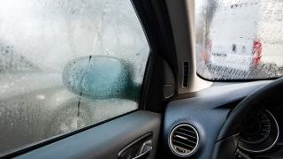 Кои са най-ефикасните методи срещу запотяването на стъклата в колата