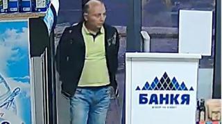 Търси се! Плешиво чиче влезе в магазин за 2 секунди и отмъкна... ВИДЕО