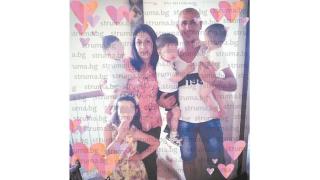 Цяло село се втурна да помага на уникалното семейство с три двойки близнаци 