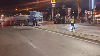 Зрелищно среднощно меле с два камиона в София ВИДЕО