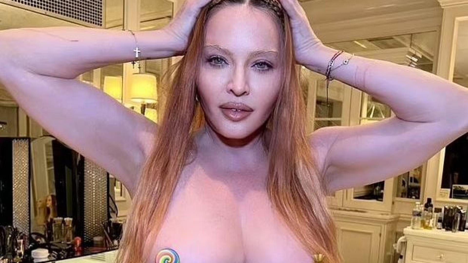 Мадона развя голи ц*ци в скандални СНИМКИ 18+