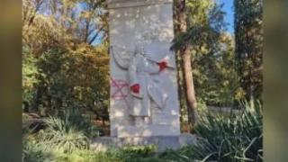 Паметникът на съветската армия в Стара Загора осъмна боядисан в червено СНИМКИ