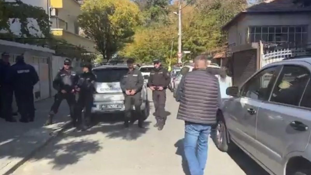 В Благоевград ври и кипи! Центърът почерня от полиция ВИДЕО