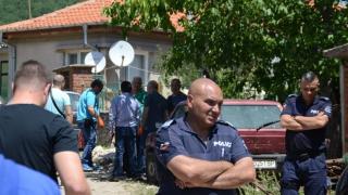 Ревнивец затри жена си и комшията в Козлец, причината е скандална