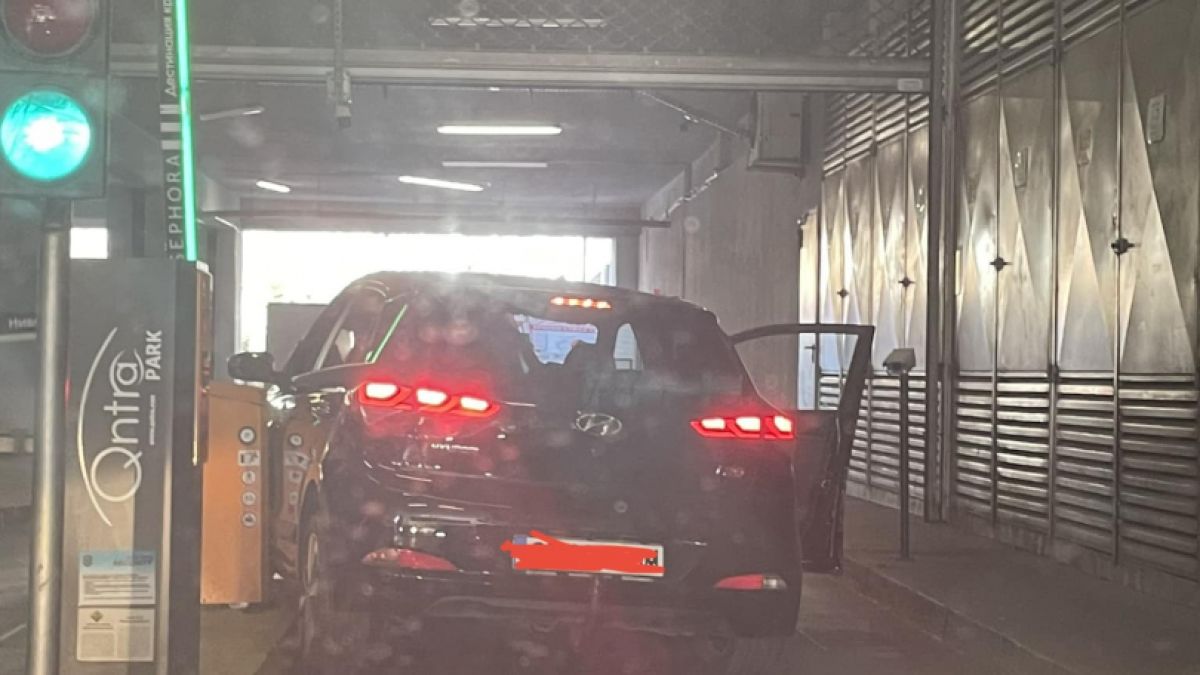 Нелепа ситуация на входа на мол предизвика бурен смях в мрежата СНИМКА