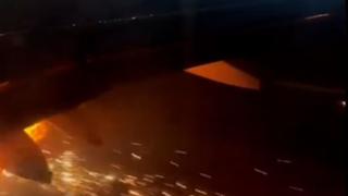 Пътник погледна двигателя на самолета, докато излиташе, и видя само пламъци ВИДЕО