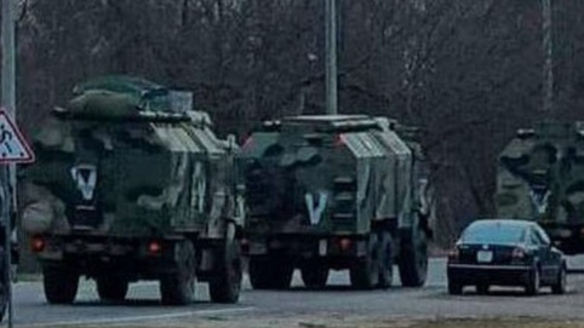 ВИДЕО от войната: Руски танкове и много войници преминават през Мариупол