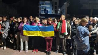Украинските бежанци се разбунтуваха заради преместването им от лъскавите хотели по морето ВИДЕО