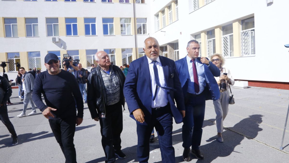 Умуват дали НСО да свали охраната на Борисов, Янев и Петков