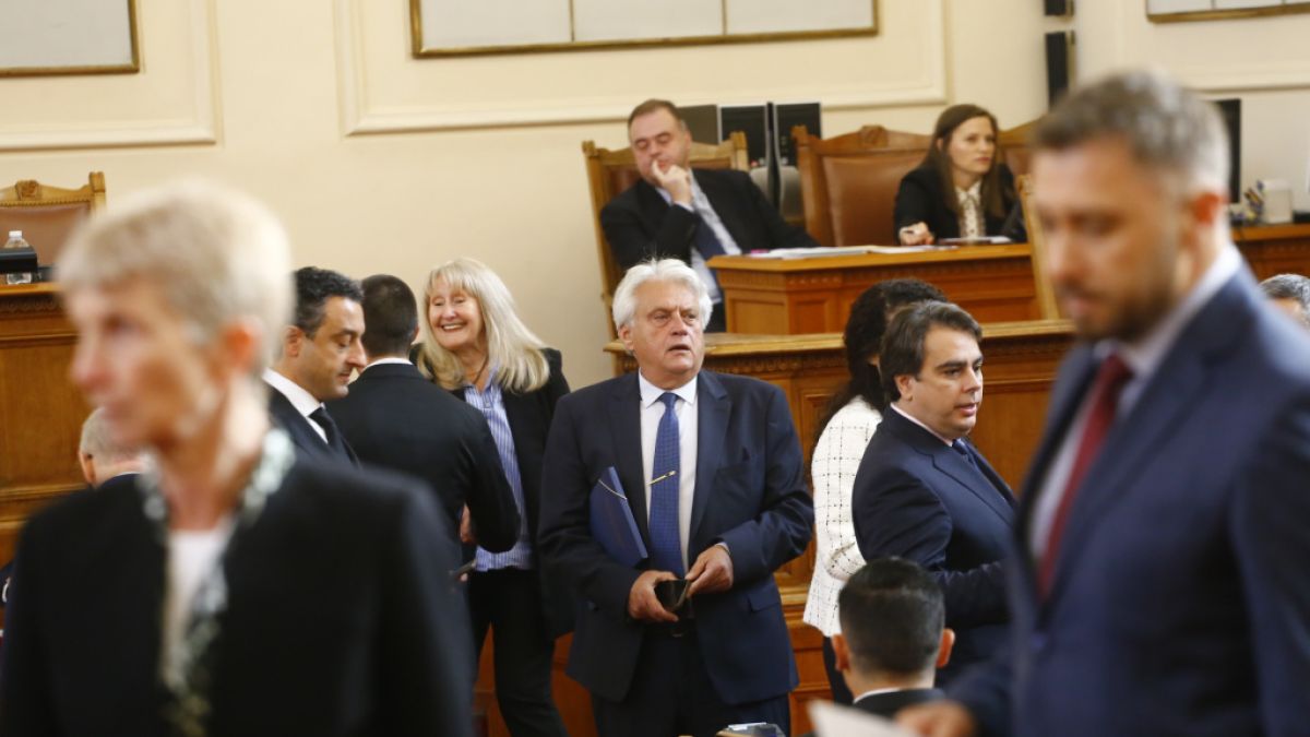 КПКОНПИ проверява бивш вътрешен министър дали е замесен в схема за пране на пари