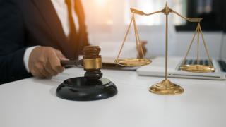 Софиянка закла мъжа си, но я пуснаха от ареста, защото преди да умре той я бил полял с... 